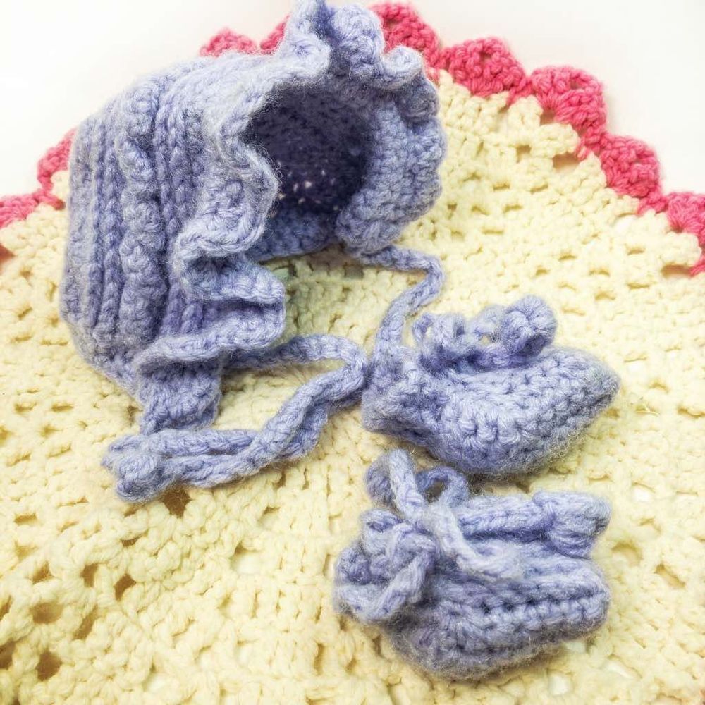 VTG Hand Knit Lavender Baby Bonnet and Booties Sz 0 Newborn